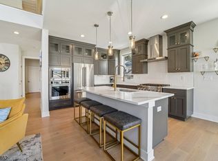 2 Lawrence Ln, Denville, NJ 07834