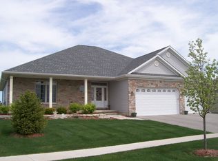 1372 Sandcastle Dr, Sycamore, IL 60178