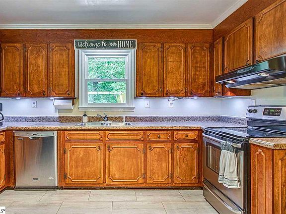 4th image of 105 N Oak Forest Dr