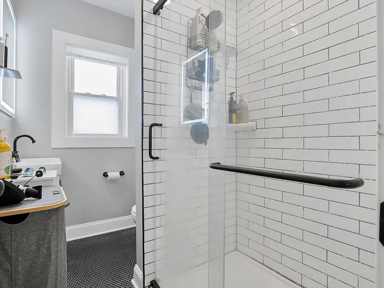 230 N State St — Photo 22