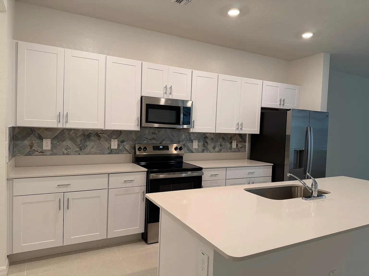 3 bed, 2.5 bath, 1807 sqft, $2,100 — Photo 4