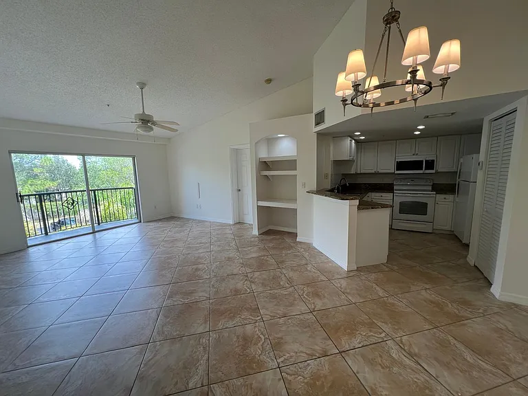 500 Crestwood Ct N #517 — Photo 2