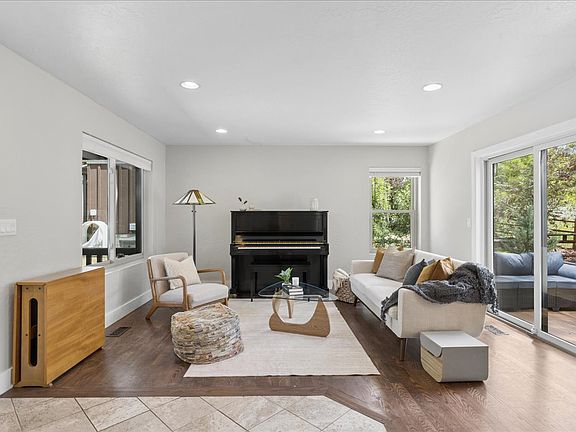 4th image of 1216 Foxcrest Dr