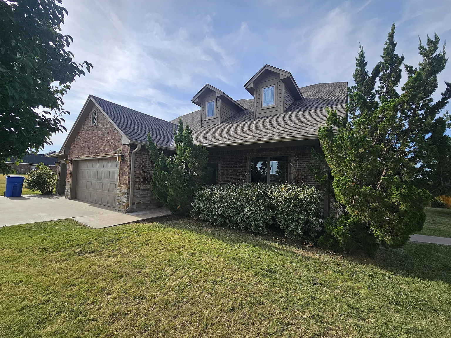 4 bed, 2400 sqft, $2,600 — Photo 2
