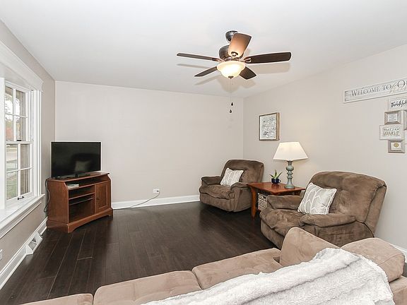 2nd image of 401 N Oak St