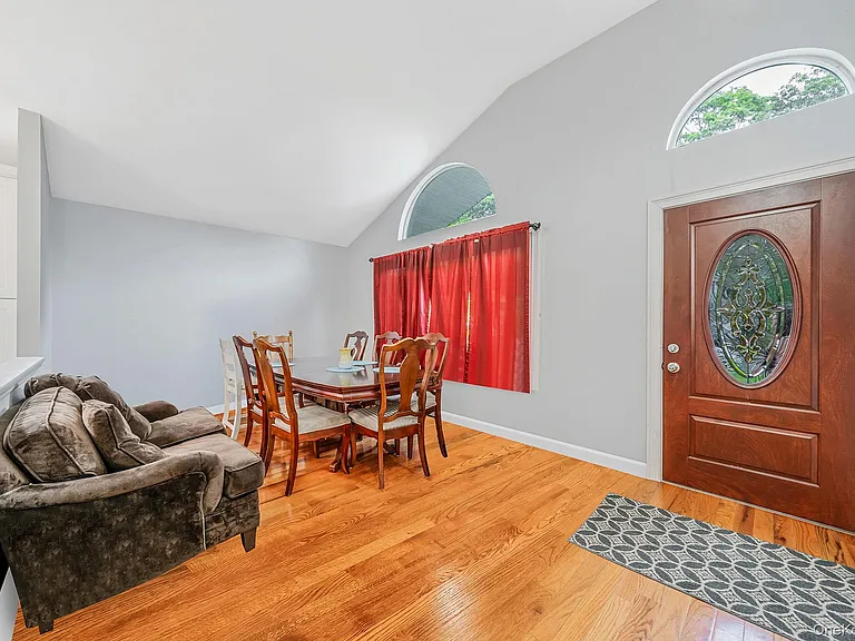 413 Glen Dr — Photo 2