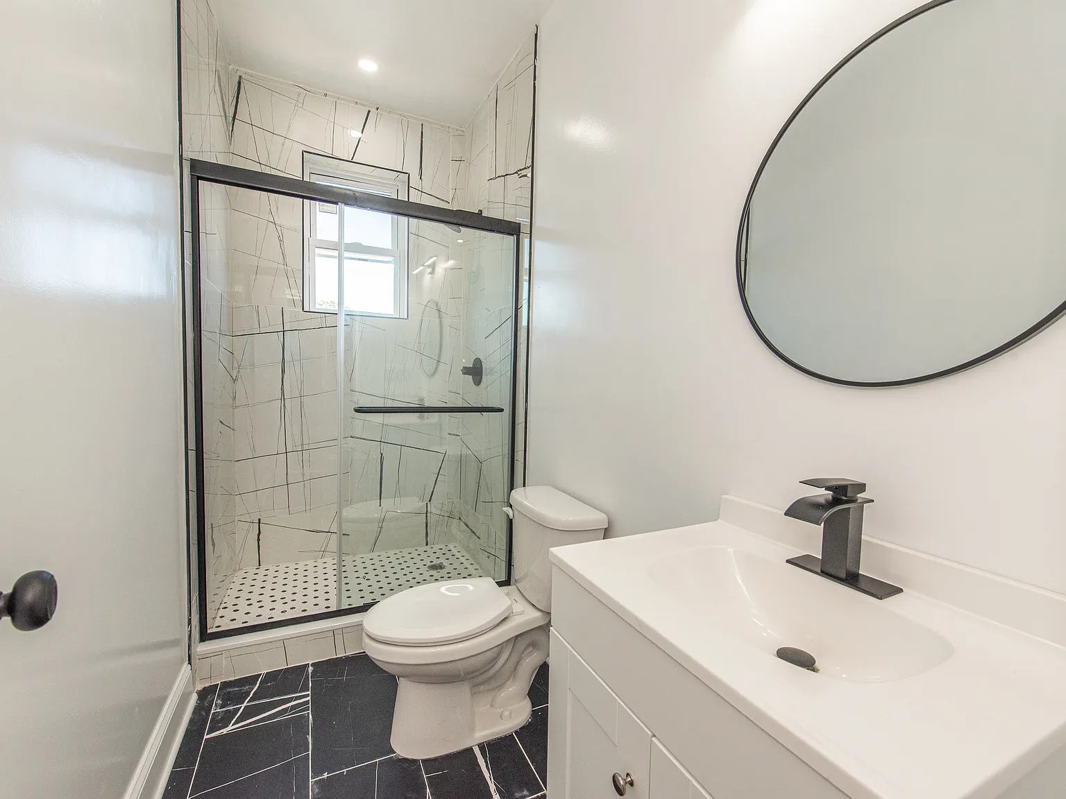 2 bed, 585 sqft, $2,400 — Photo 4