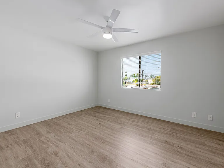 1535 N Kenmore Ave — Photo 24