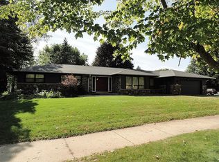 869 Sunset Dr, Hartford, WI 53027