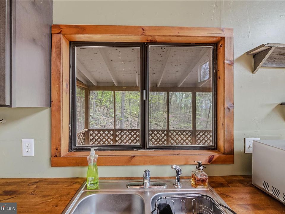 10th image of 494 Glenwood Ln