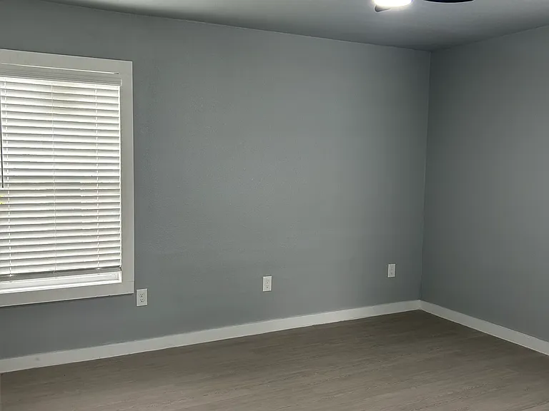 1019 Poinsettia — Photo 14
