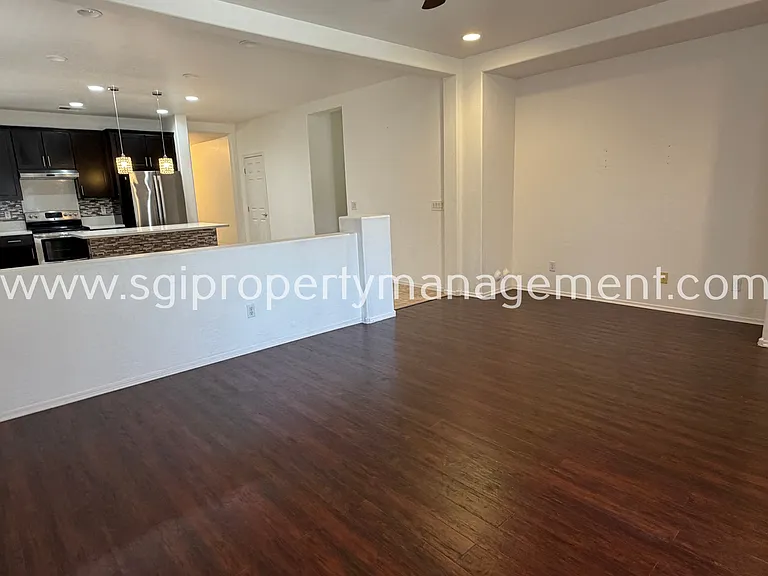 1243 E Walnut Rd — Photo 5