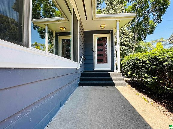 3rd image of 3812 Seger Ave