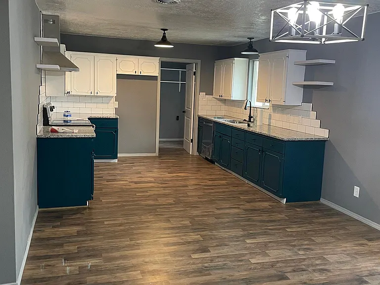 2060 Austin Dr — Photo 5