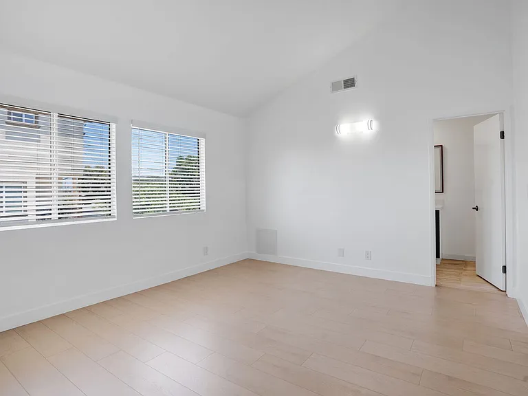 15520-15526 Belshire Ave — Photo 11