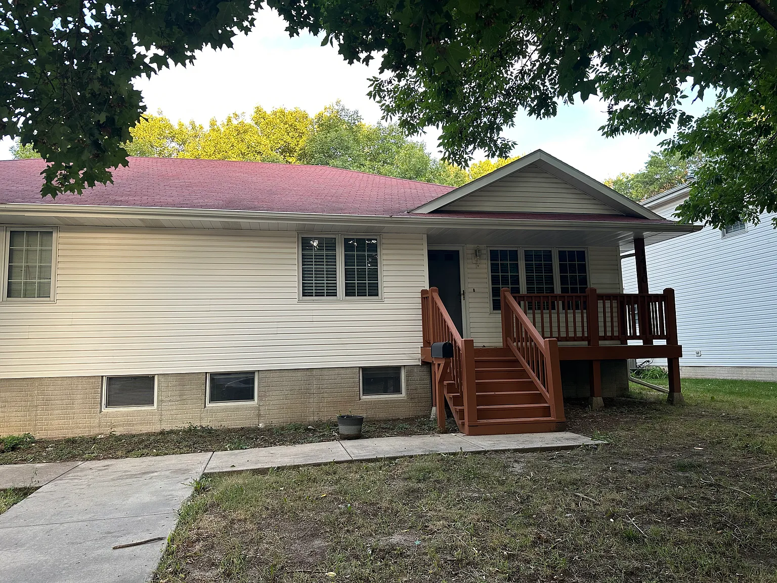 4 bed, $1,800 — Photo 1