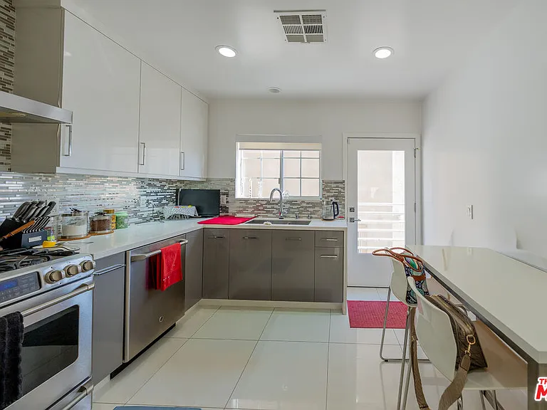 2256 Montrose Ave #2 — Photo 6