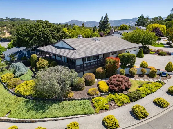 1030 Oakmont Court, Napa, CA 94559