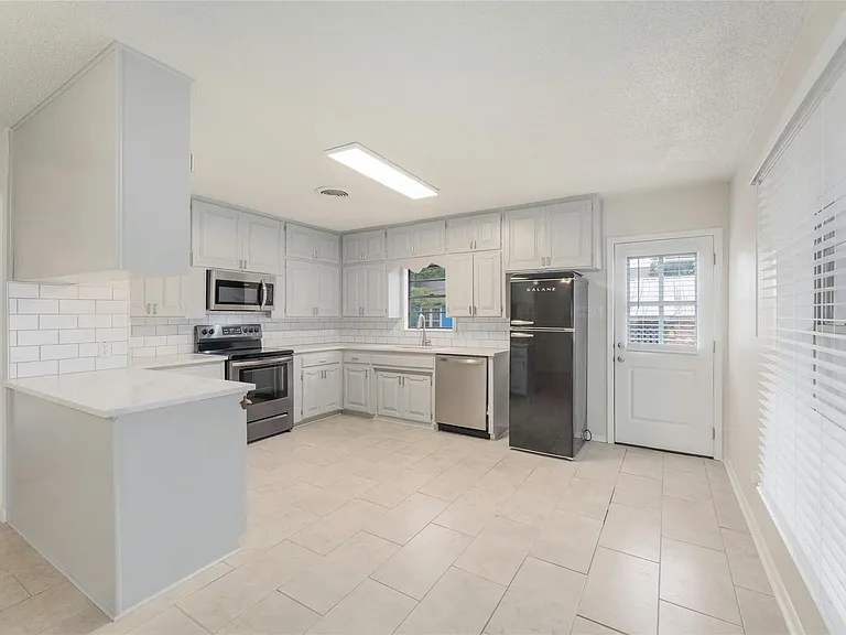 419 N Doak St — Photo 10