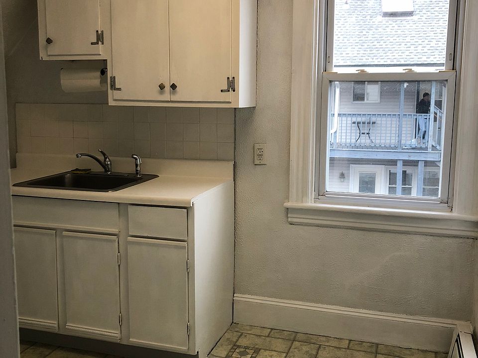 Kitchen sink, eat-in area