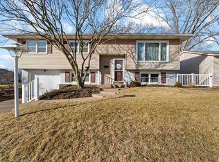 1706 Davenshire Dr, Bettendorf, IA