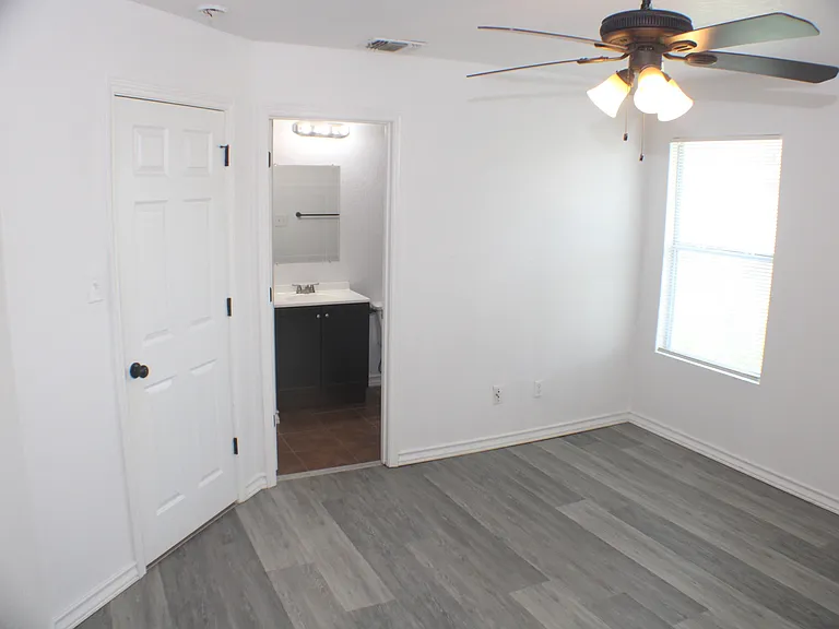 5022 Flipper Dr — Photo 10