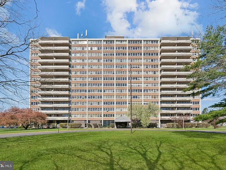 1508 Barclay Towers — Photo 1