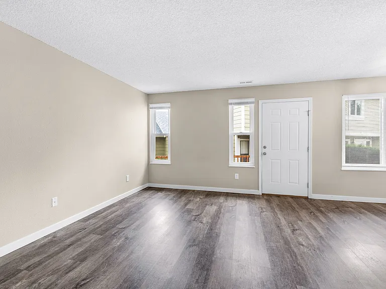 2710 Hearthwood Ln — Photo 3