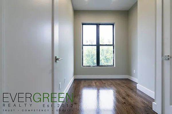 Rented by Evergreen Apartments BK | media 8