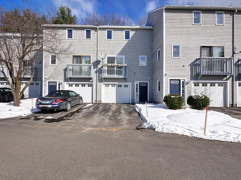 Townhouse with one garage under