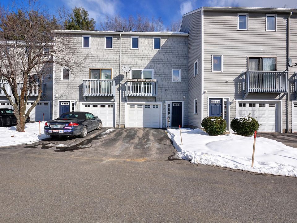 Townhouse with one garage under