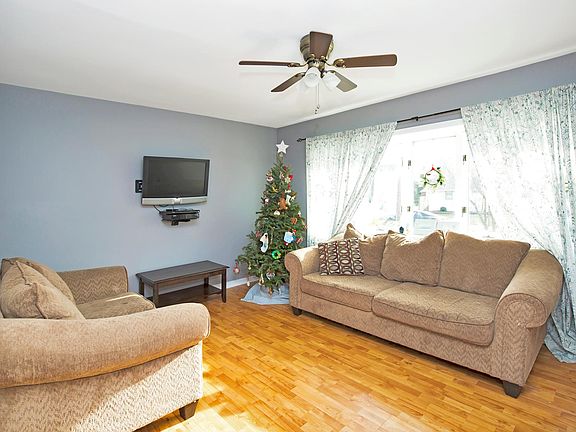 3rd image of 18 Moore Dr