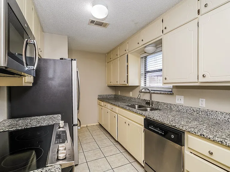 709 Daniels Dr — Photo 8