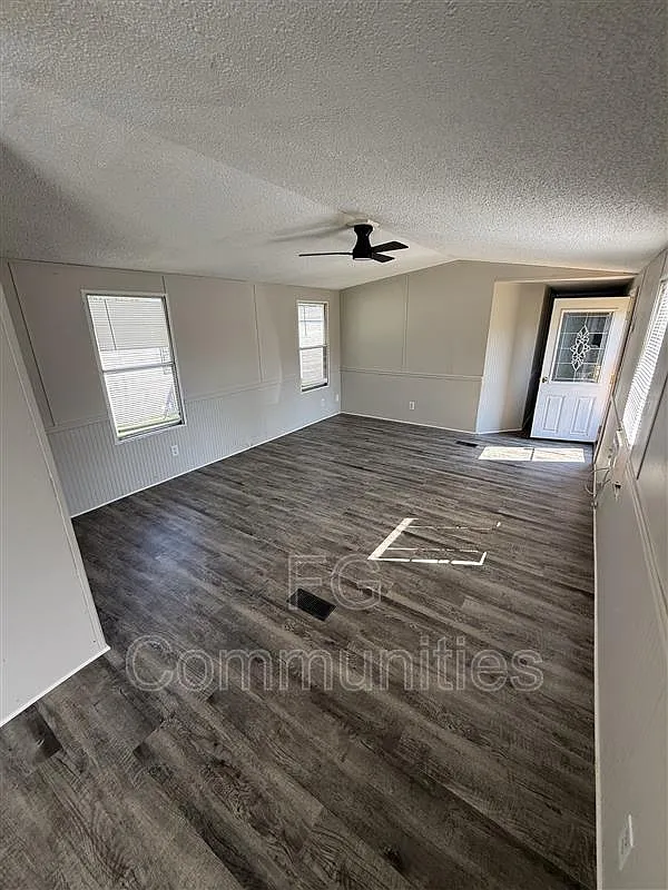 3160 Dunn St — Photo 2