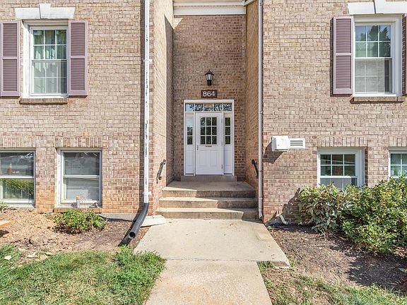 3rd image of 864 Quince Orchard Blvd #20