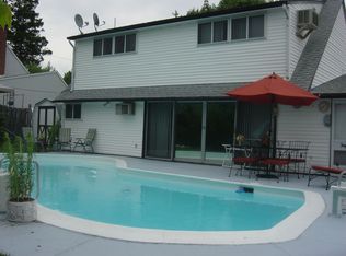 11 Hamlet Rd, Levittown, PA 19056