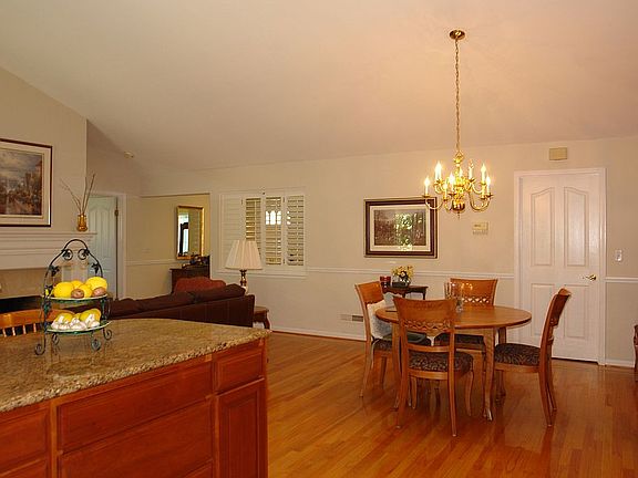 5th image of 320 Salsbury Dr