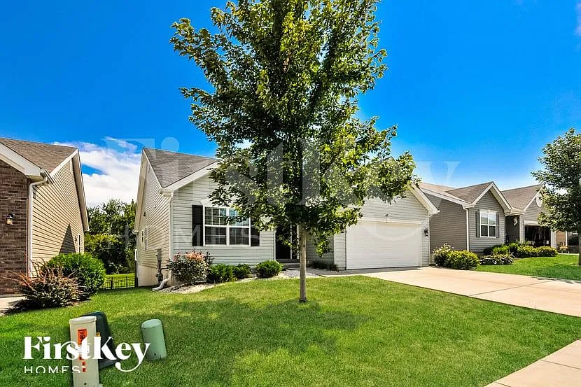 3 bed, 2.0 bath, 1740 sqft, $3,035 — Photo 2