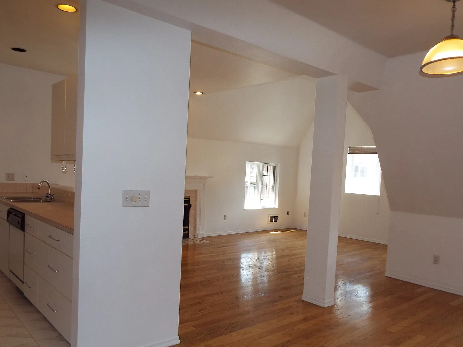2 bed, 1.5 bath, 1110 sqft, $2,995 — Photo 2
