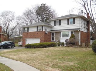 27 Pickwick Dr W, Syosset, NY 11791