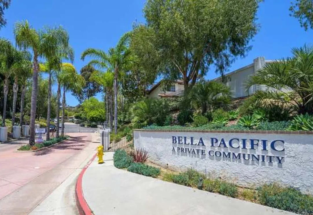 4850 Bella Pacific Row — Photo 2