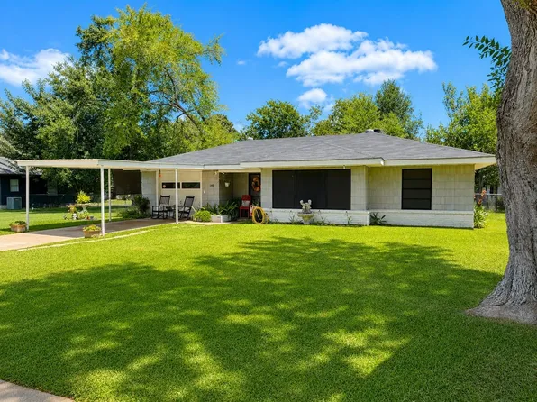 208 W Center St, Eagle Lake, TX 77434