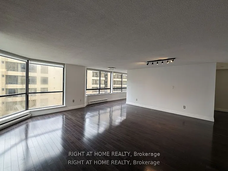 280 Simcoe St #807 — Photo 4