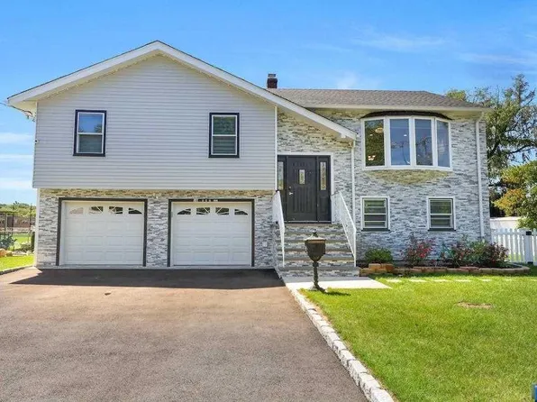 10 Ray Ave, Leonia, NJ 07605