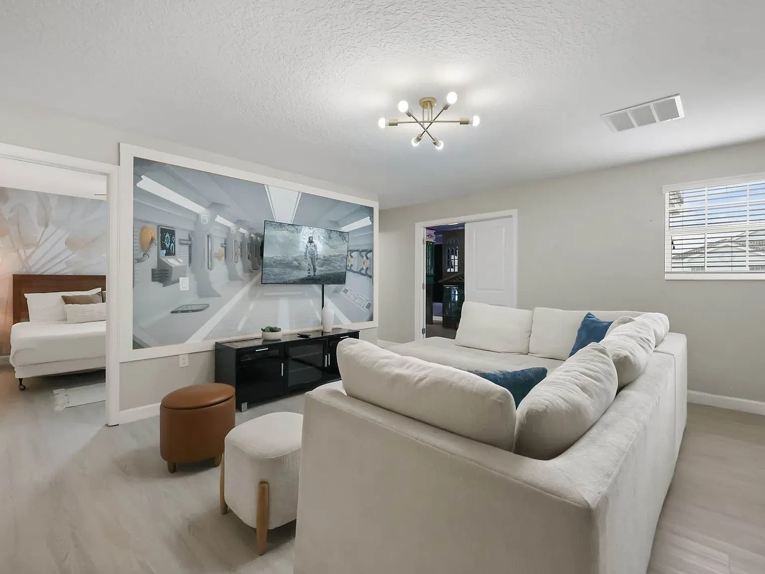 9 bed, 3909 sqft, $15,000 — Photo 2