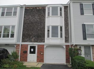1909 Governors Ln, Hoffman Estates, IL 60169