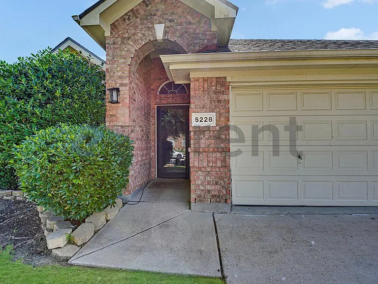 5228 Lake Grove Dr — Photo 3
