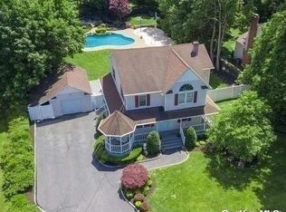211 Holly Ln, Smithtown, NY 11787