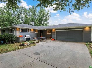4404 Crestline Dr, Omaha, NE 68134