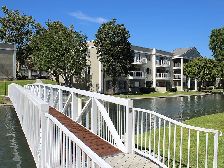 Versailles on the Lake Apartments — Photo 29